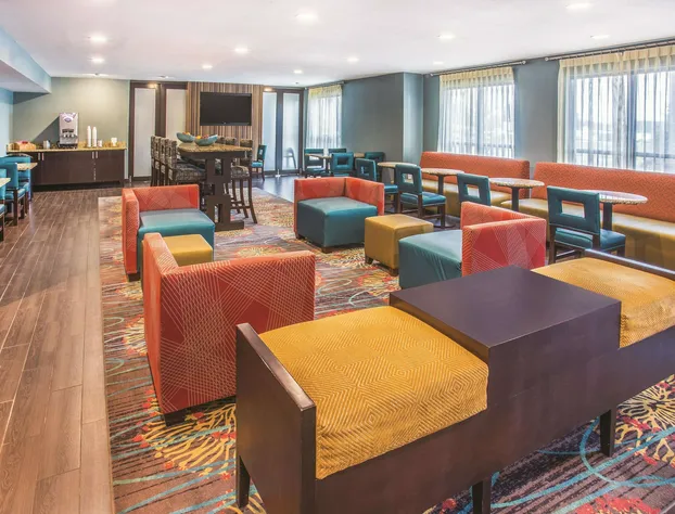 La Quinta Inn & Suites by Wyndham O'Fallon, IL - St. Louis hotel detail image 2