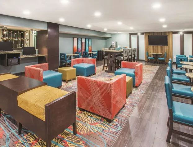 La Quinta Inn & Suites by Wyndham O'Fallon, IL - St. Louis hotel detail image 3