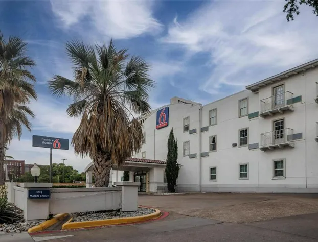 Motel 6 Dallas, TX – Downtown hotel detail image 1