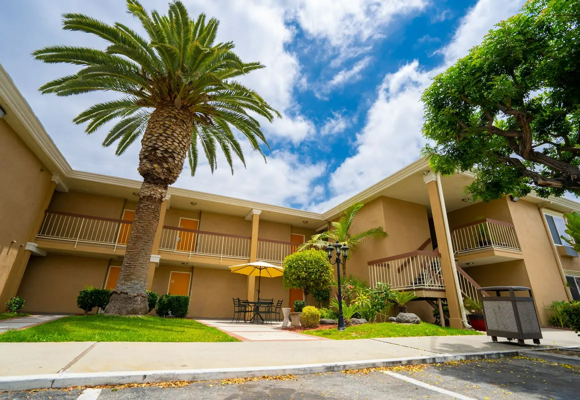 Howard Johnson by Wyndham Buena Park hotel hero