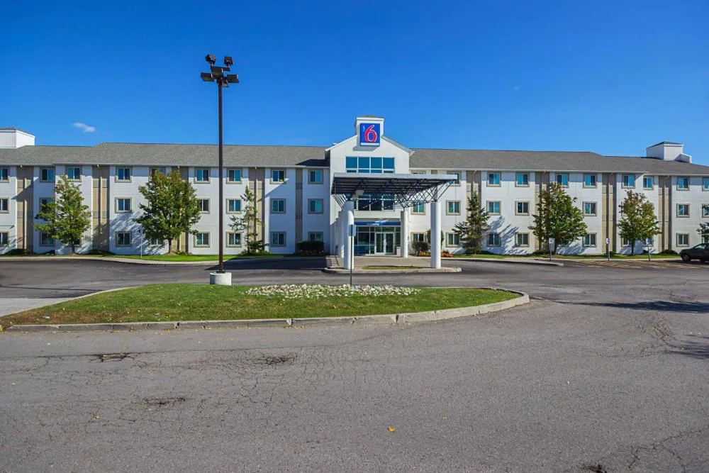 Motel 6 Whitby, ON - Toronto East hotel hero