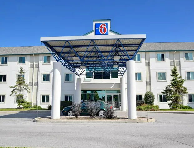 Motel 6 Whitby, ON - Toronto East hotel detail image 3