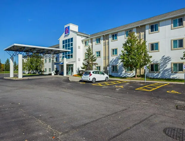Motel 6 Whitby, ON - Toronto East hotel detail image 4
