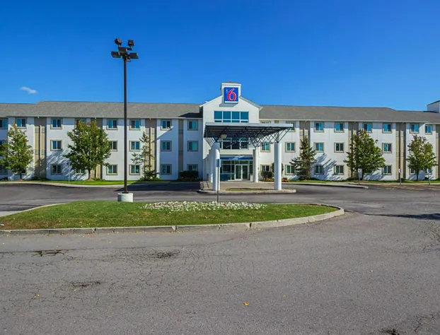 Motel 6 Whitby, ON - Toronto East hotel detail image 3