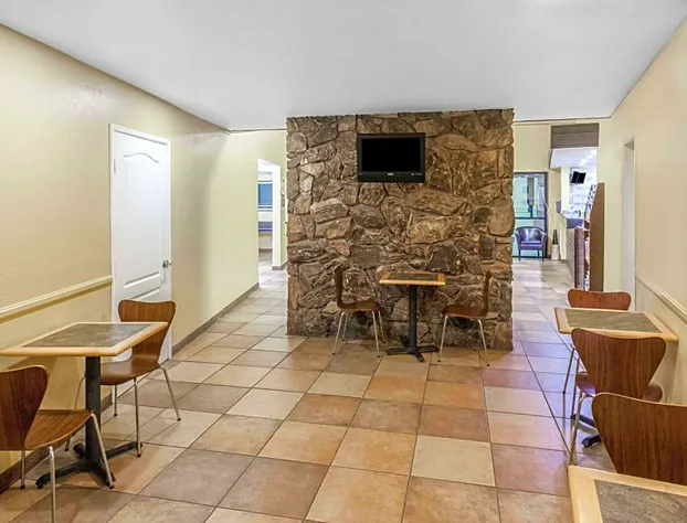 Super 8 by Wyndham Oceanside Marty's Valley Inn hotel detail image 4