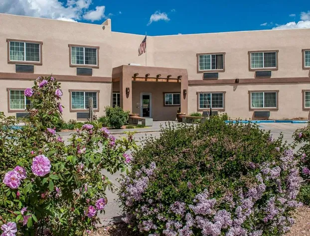 Econo Lodge Inn & Suites Santa Fe South hotel detail image 1