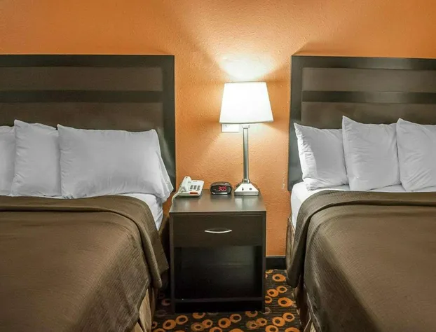 Econo Lodge Inn & Suites Santa Fe South hotel detail image 4