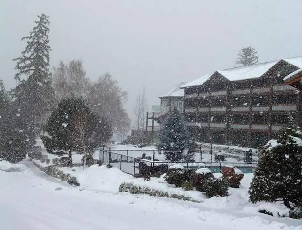 Lakeside Lodge And Suites hotel detail image 4