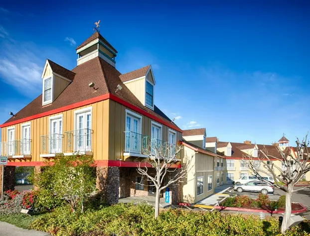 Red Lion Inn & Suites Auburn hotel detail image 3