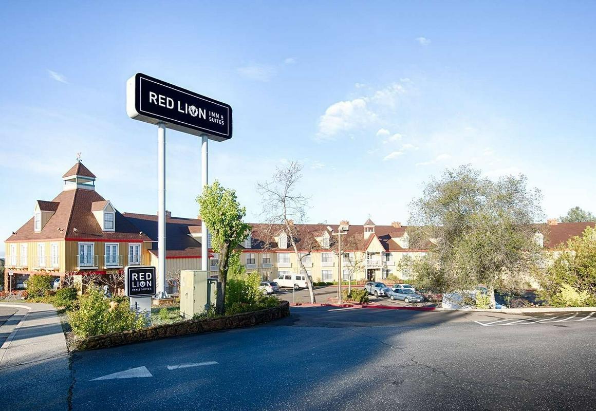 Red Lion Inn & Suites Auburn hotel hero