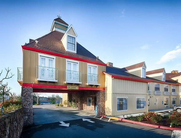 Red Lion Inn & Suites Auburn hotel detail image 4