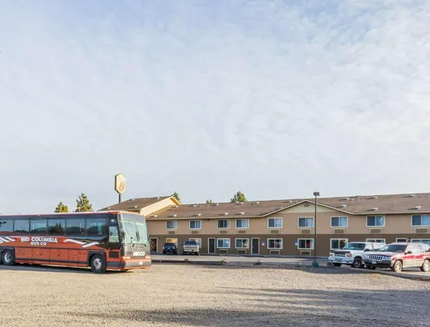 Super 8 by Wyndham LaGrande hotel detail image 1