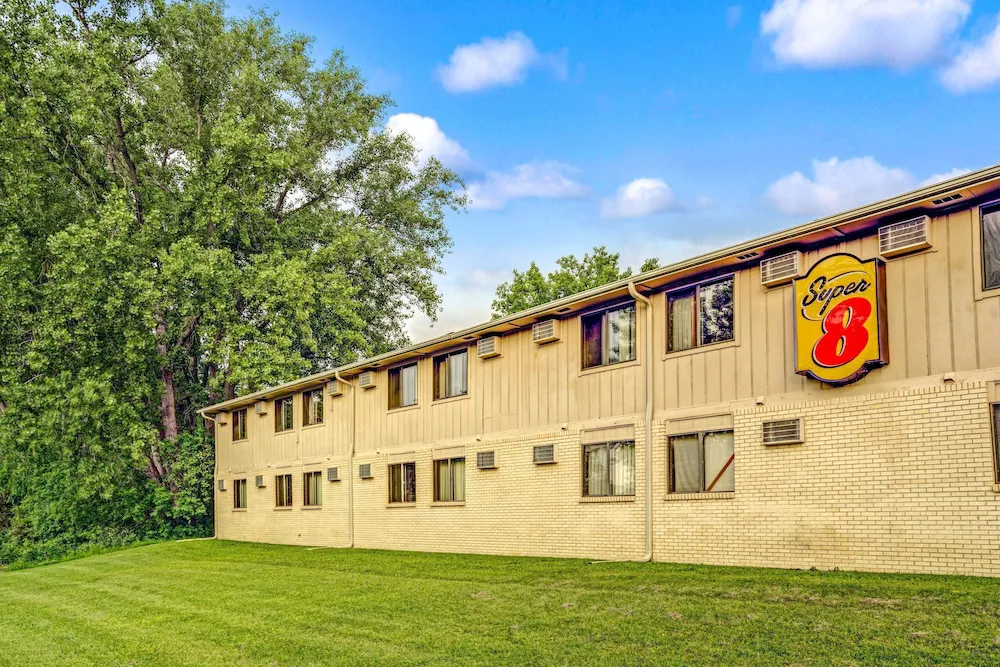 Super 8 by Wyndham Chaska hotel hero