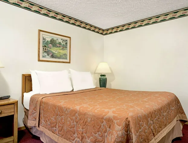 Super 8 by Wyndham Chaska hotel detail image 4