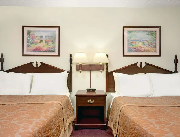 Super 8 by Wyndham Chaska hotel detail image 4