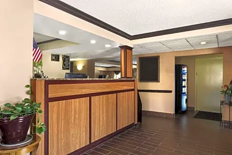 Super 8 by Wyndham Taylor/Detroit Area hotel detail image 4