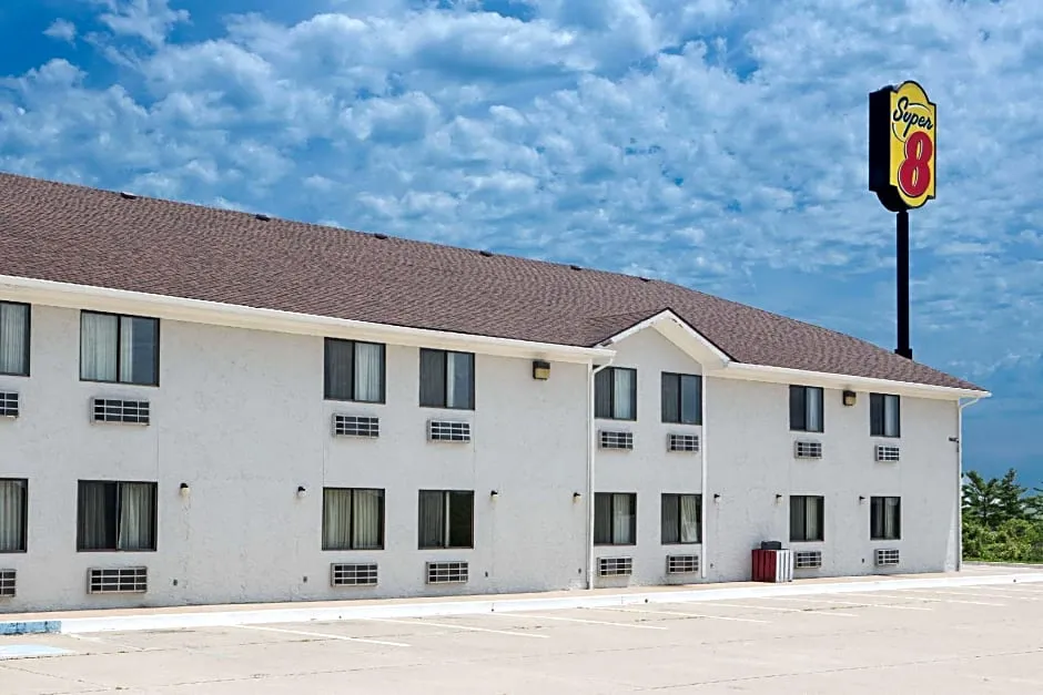 Super 8 by Wyndham Boonville hotel hero