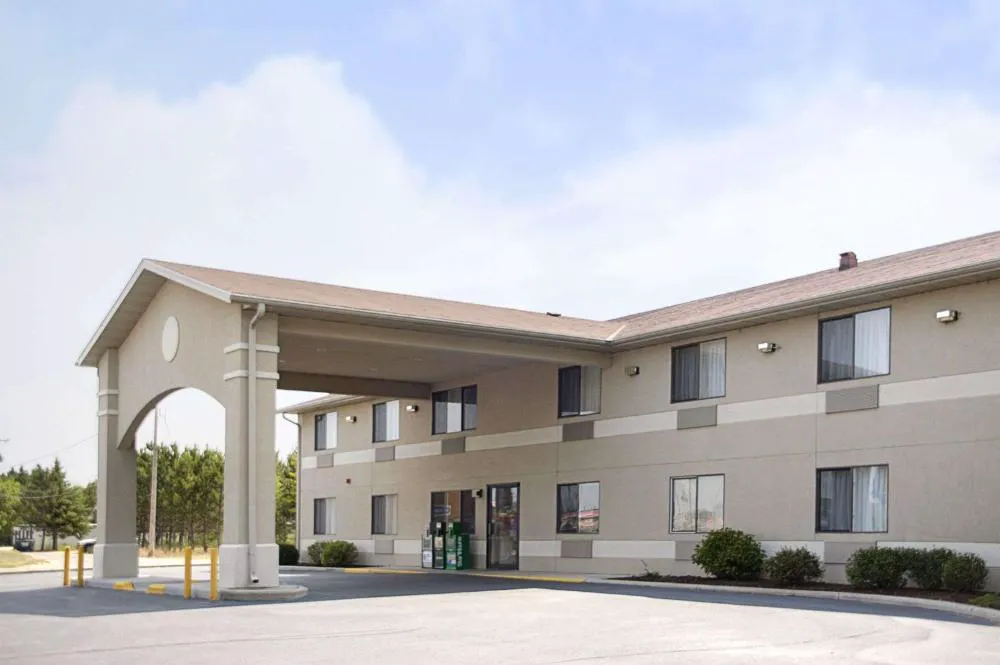 Super 8 by Wyndham Park Rapids hotel hero