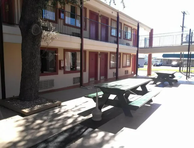 Super 8 by Wyndham Kerrville TX hotel detail image 3