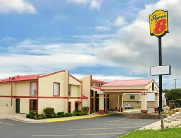 Super 8 by Wyndham Kerrville TX hotel detail image 2