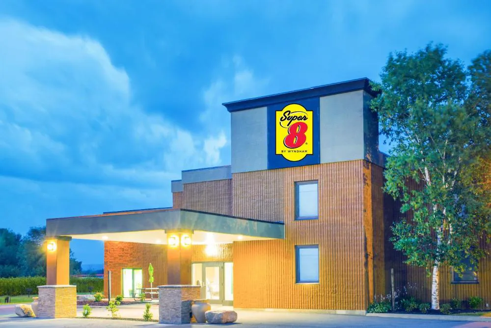 Super 8 by Wyndham Plattsburgh hotel hero