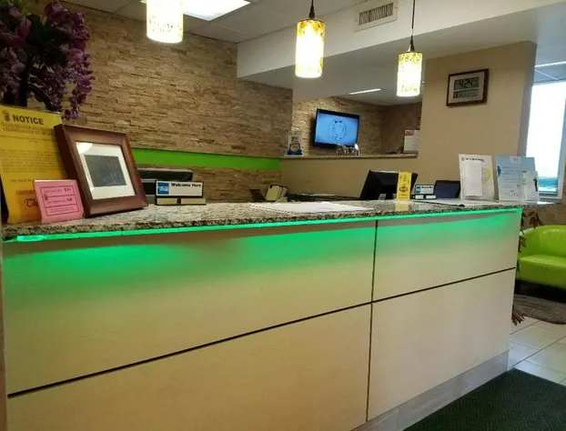 Super 8 by Wyndham Plattsburgh hotel detail image 4