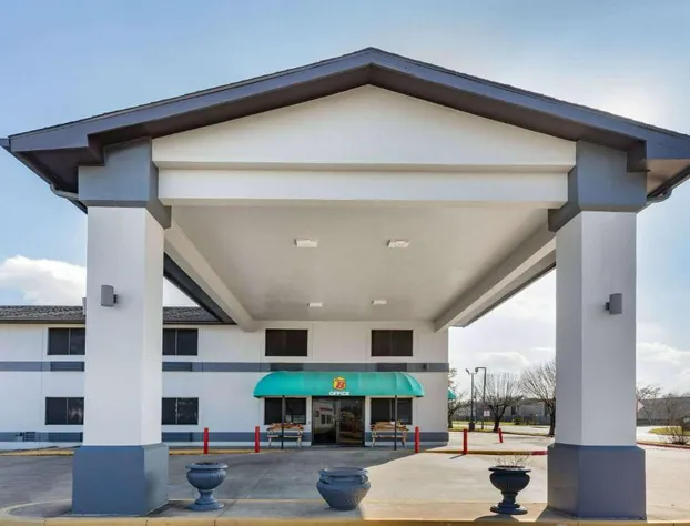 Super 8 by Wyndham League City/Kemah Area hotel detail image 1