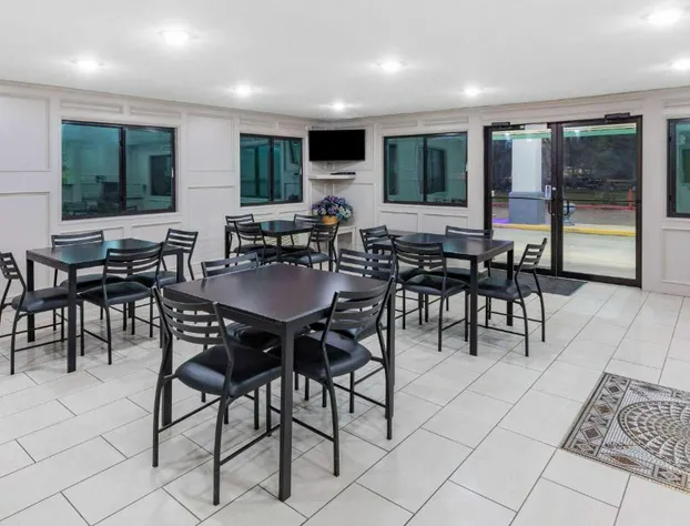 Super 8 by Wyndham League City/Kemah Area hotel detail image 2