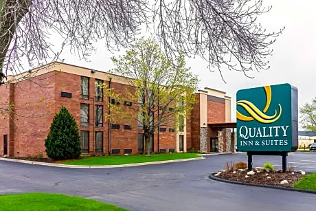Quality Inn & Suites Arden Hills - Saint Paul North hotel hero