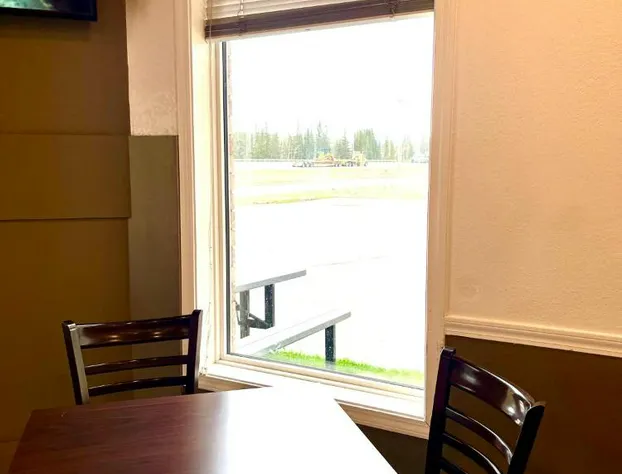 Super 8 by Wyndham Hinton hotel detail image 4