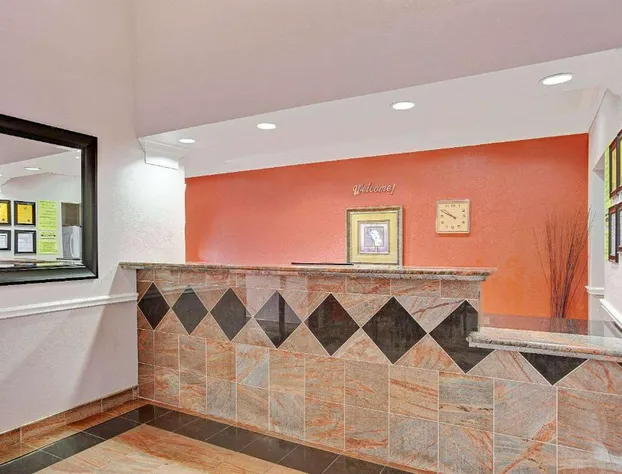 Super 8 by Wyndham Galveston hotel detail image 3