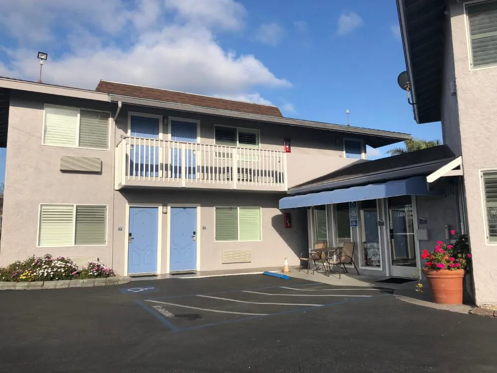 Pacific Inn hotel hero