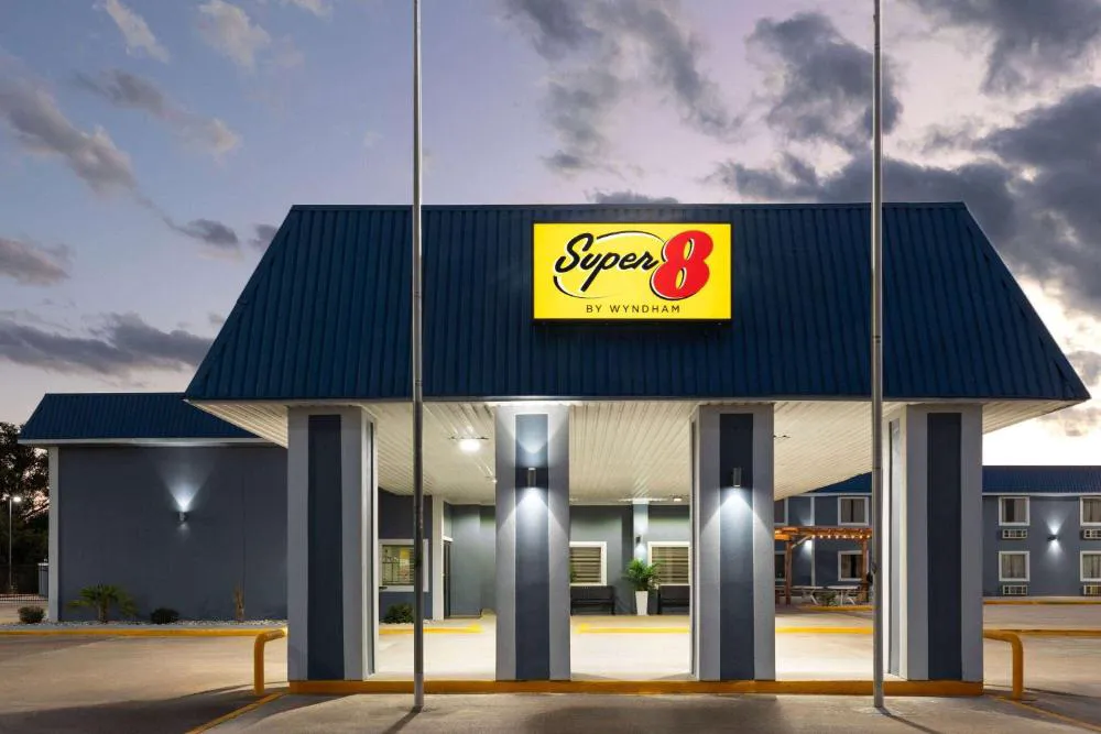 Super 8 by Wyndham Buffalo hotel hero