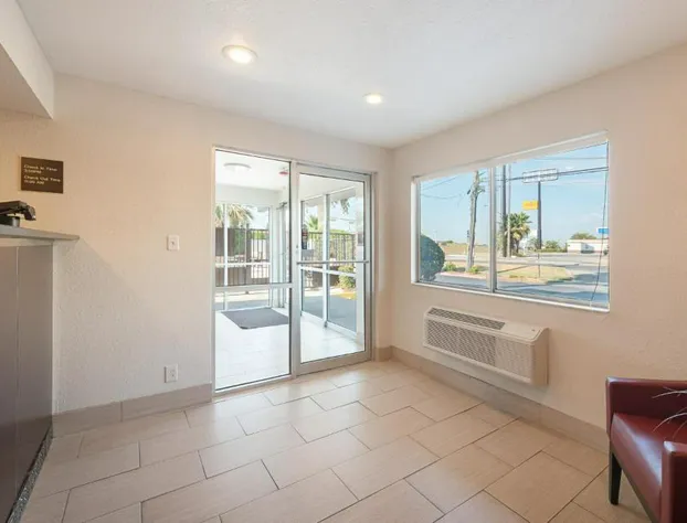 Red Roof Inn San Antonio E - Frost Bank Center hotel detail image 3