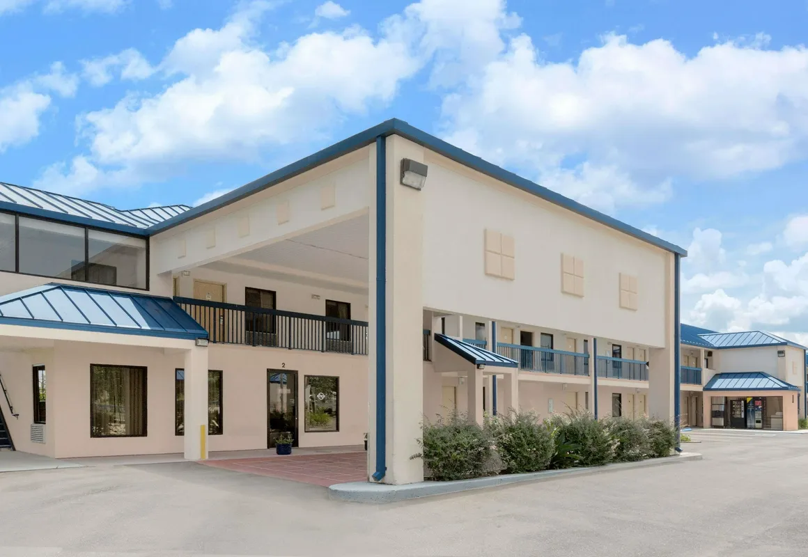 Super 8 by Wyndham Hattiesburg South hotel hero