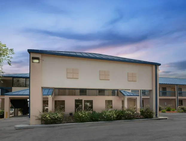 Super 8 by Wyndham Hattiesburg South hotel detail image 1