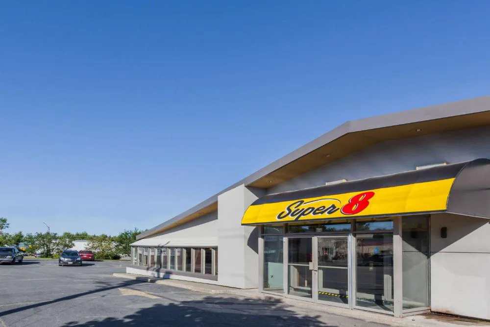 Super 8 by Wyndham Kirkland Lake hotel hero