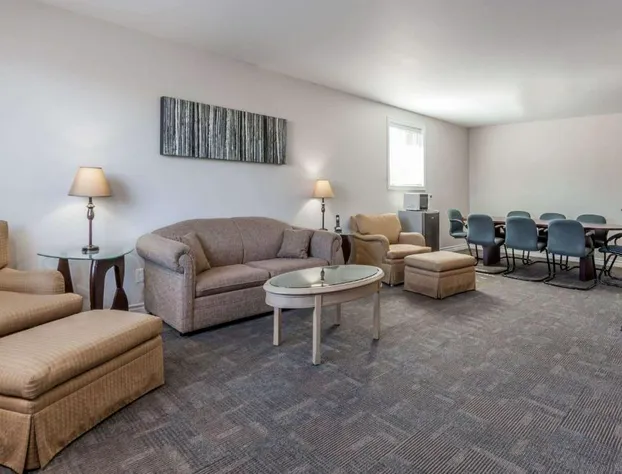 Super 8 by Wyndham Kirkland Lake hotel detail image 3