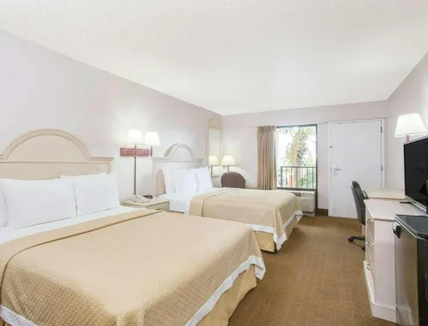 Days Inn & Suites by Wyndham Navarre - near Beaches/Hurlburt hotel detail image 4