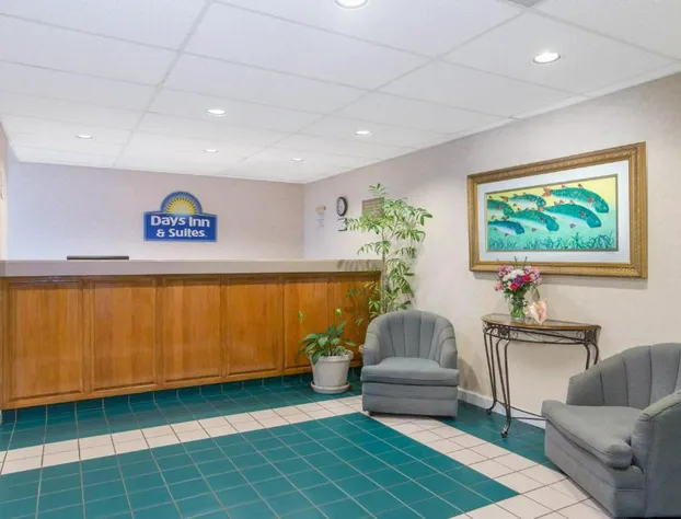 Days Inn & Suites by Wyndham Navarre - near Beaches/Hurlburt hotel detail image 1