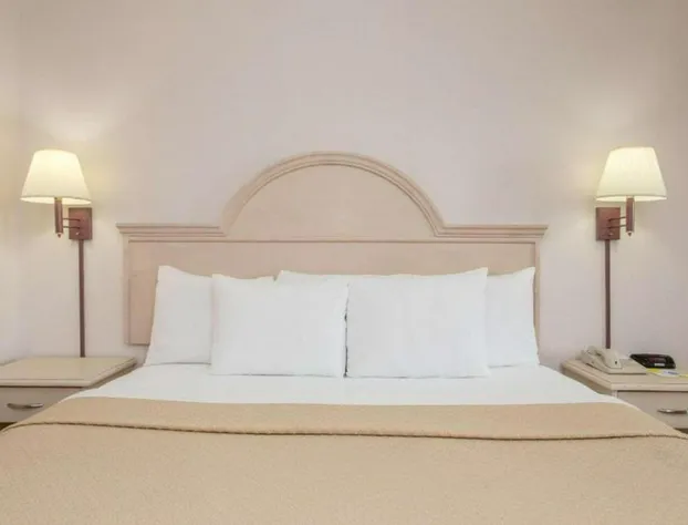 Days Inn & Suites by Wyndham Navarre - near Beaches/Hurlburt hotel detail image 3