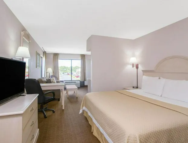 Days Inn & Suites by Wyndham Navarre - near Beaches/Hurlburt hotel detail image 4