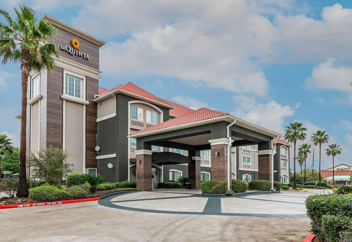 La Quinta Inn & Suites by Wyndham Tomball hotel hero