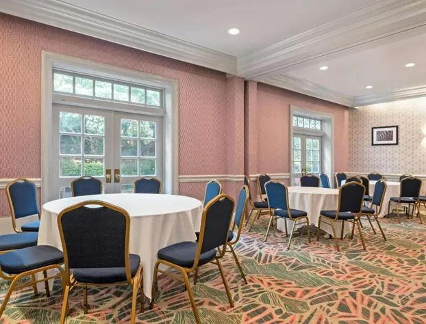 Hampton Inn & Suites Stamford hotel detail image 3