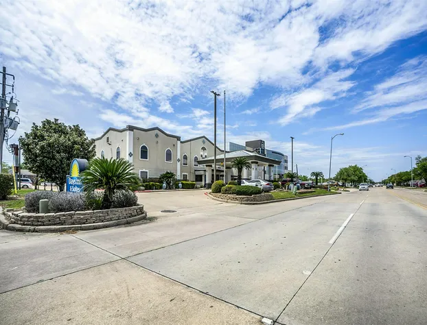 Days Inn & Suites by Wyndham Webster NASA-ClearLake-Houston hotel detail image 1