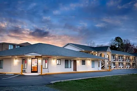 Super 8 by Wyndham Burlington NC hotel detail image 1