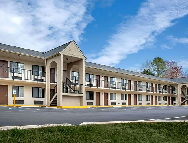 Super 8 by Wyndham Burlington NC hotel detail image 1