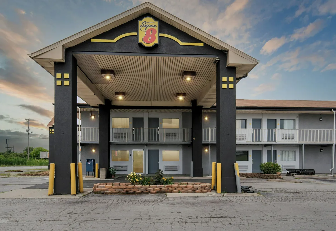 Super 8 by Wyndham Millbury/Toledo hotel hero