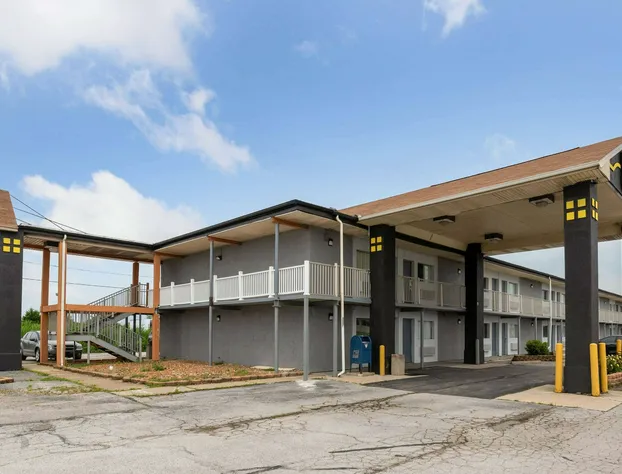 Super 8 by Wyndham Millbury/Toledo hotel detail image 1