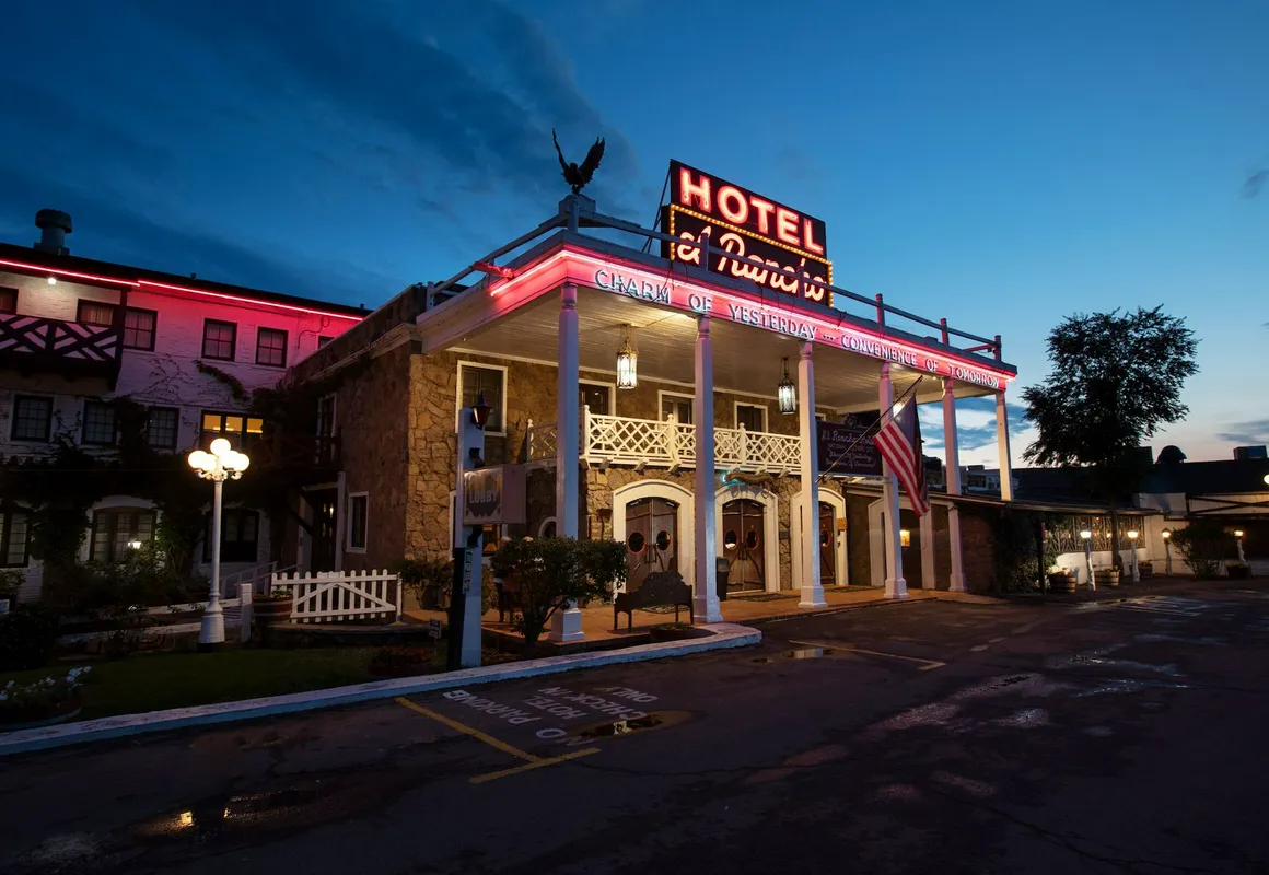 Hotel El Rancho hotel hero